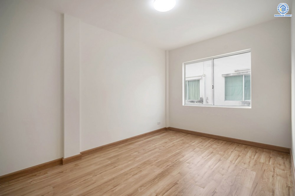 บ้านมือสองตกแต่งใหม่ โครงการ เดอะทรัสต์ทาวน์ ราชพฤกษ์-รัตนาธิเบศร์ เนื้อที่ 19.7 ตร.ว. ฟังก์ชัน 3 ห้องนอน 2 ห้องน้ำ 2 ที่จอดรถ บ้านสวยจากแบรนด์ Q.House บนทำเลติดถนนราชพฤกษ์ เดินทางสู่ใจกลางเมืองได้อย่างรวดเร็ว ใกล้รถไฟฟ้าสายสีม่วง "สถานีบางรักน้อยท่าอิฐ"